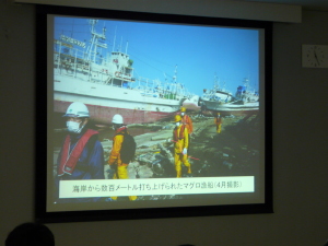 震災における漁港の被災状況について講演